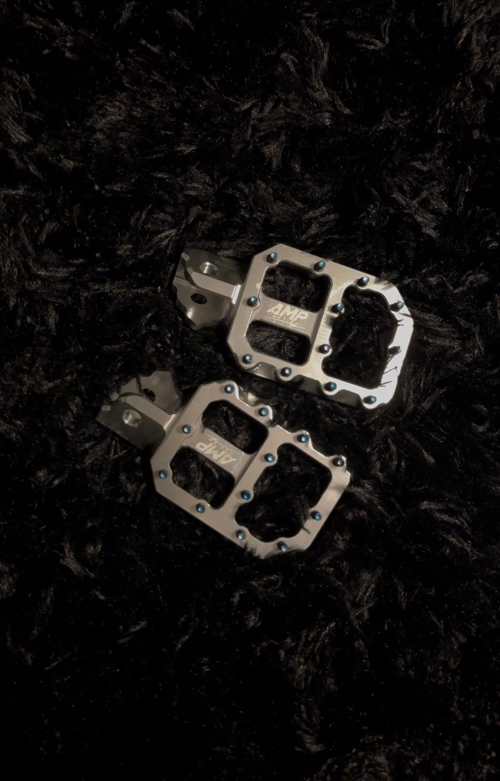 Ultra Bee Wide Aluminum pegs