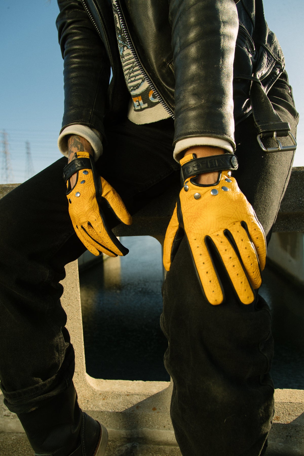 Yellow Spider Web Vintage Clasped Gloves